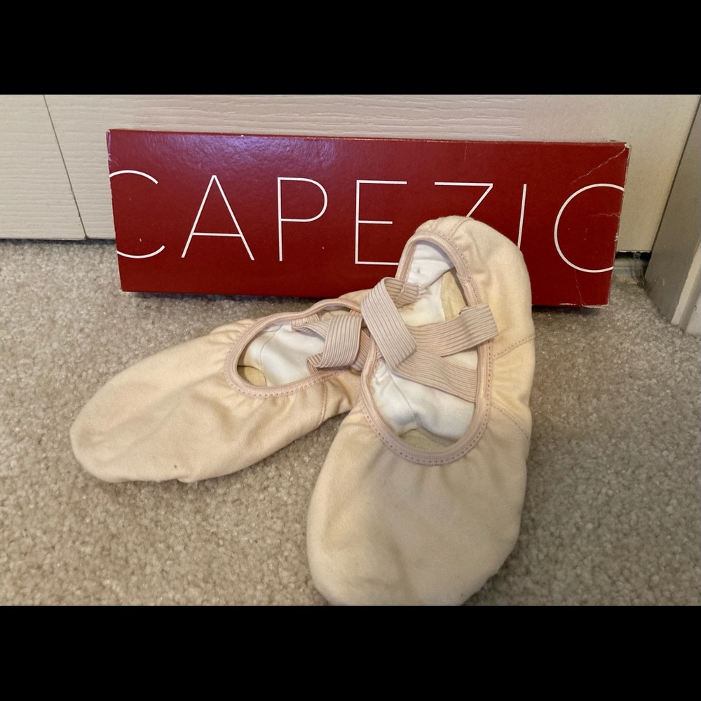 Women’s Capezio ballet shoes. 8N